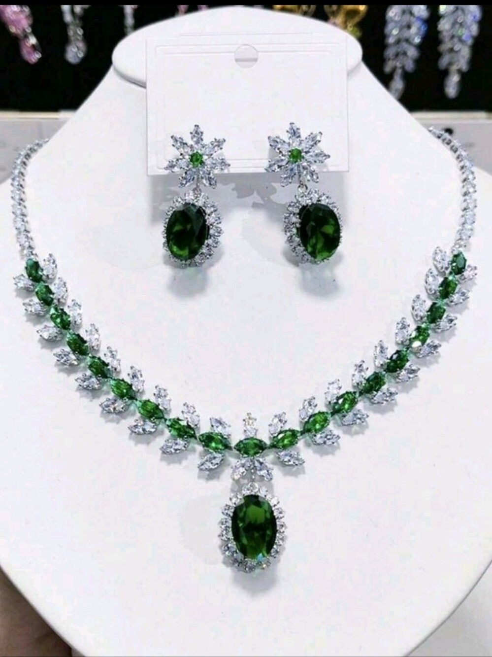 BRAND NEW ** Emerald Green Crystal Necklace & Earrings Set